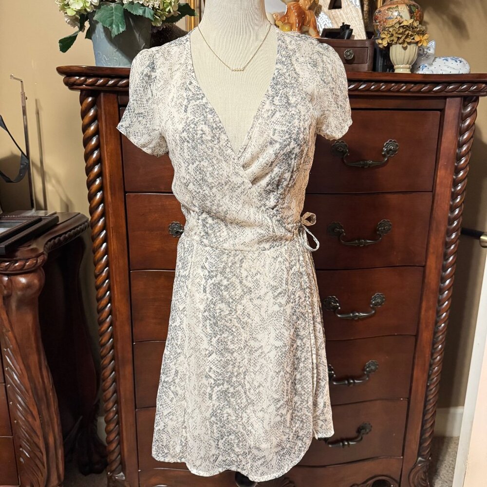 🎉😀CLEARANCE SALE😀🎉ABERCROMBIE & FITCH Snake Print Mini Wrap Dress Sz. S - Picture 3 of 10